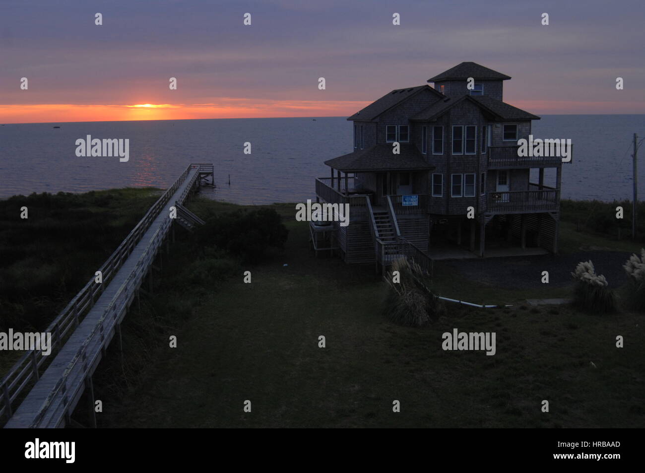 Tramonto spettacolare su vacanze estive affitto casa pesca e pier Pamlico Sound, Outer Banks, Carolina del Nord Foto Stock