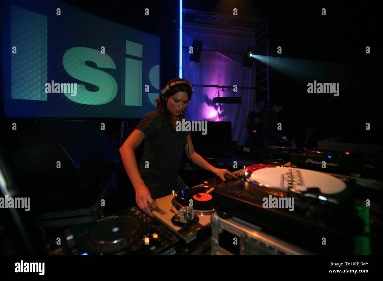 Performance di DJ presso il dance party Foto Stock