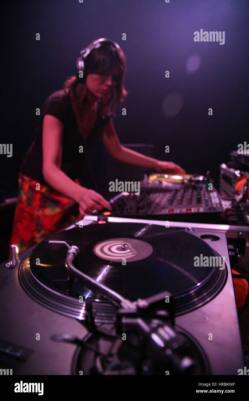 Performance di DJ presso il dance party Foto Stock