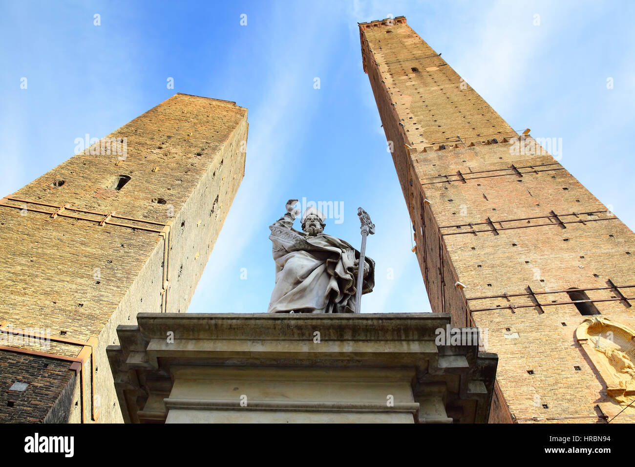 Statua di st. Petronio e due antiche torri di Bologna Foto Stock