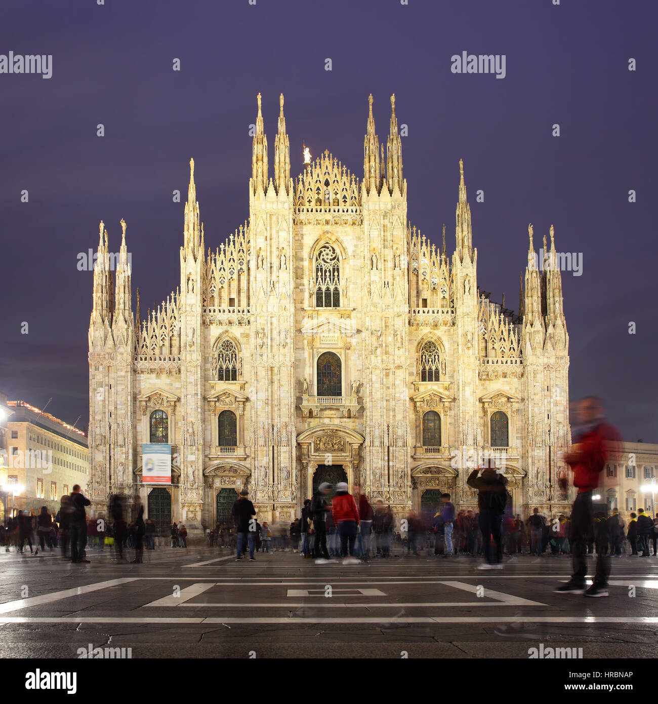 Duomo di Milano a Milano durante la notte, Italia (persone in motion blur) Foto Stock