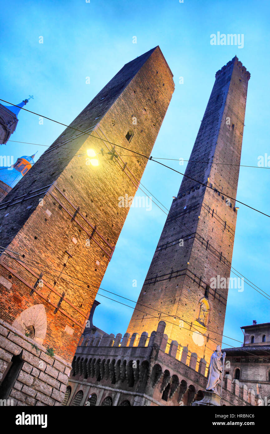 Due torri asinelli e garisenda a Bologna durante la notte, Italia Foto Stock