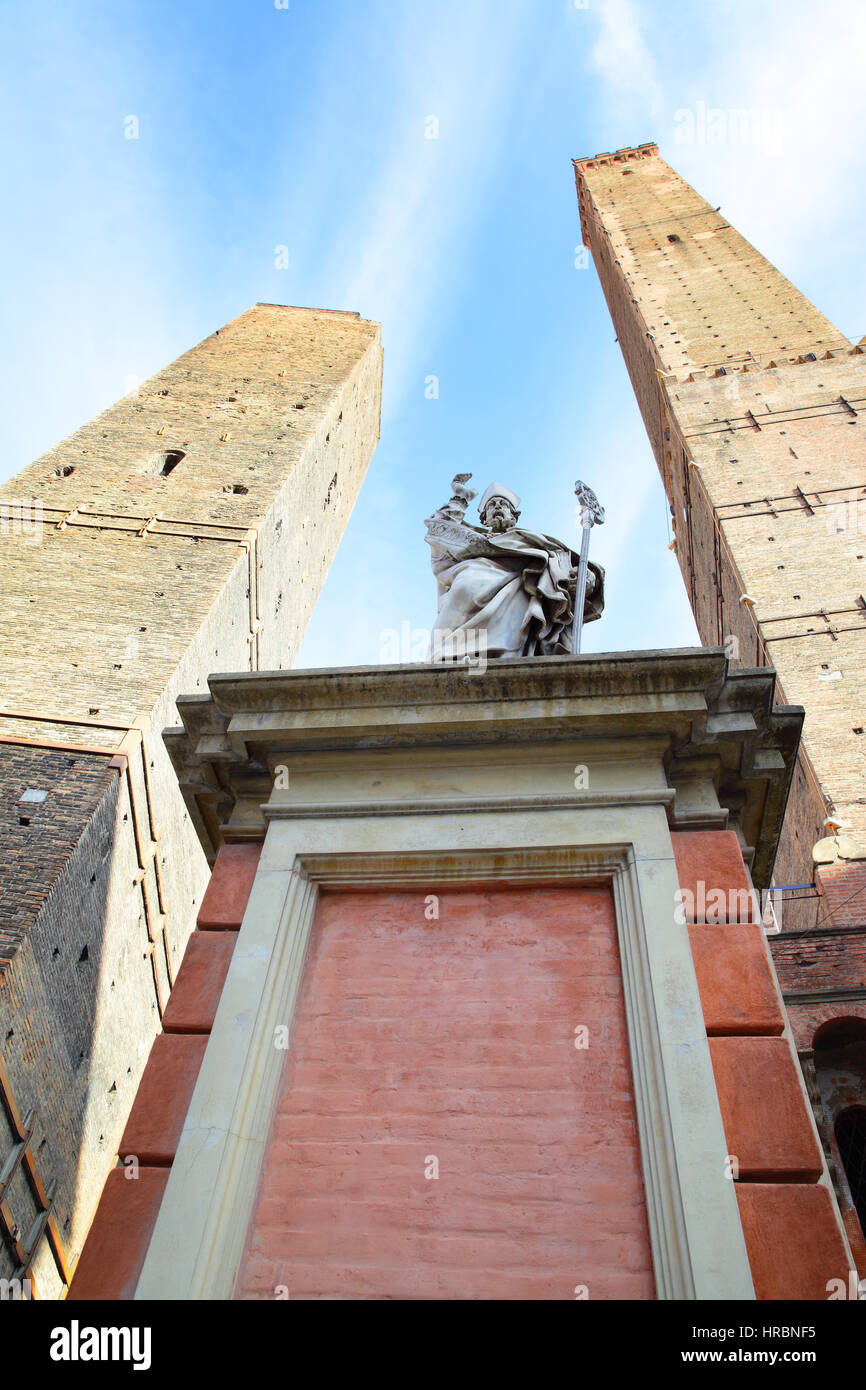 Statua di st. Petronio e due torri di Bologna, Italia Foto Stock