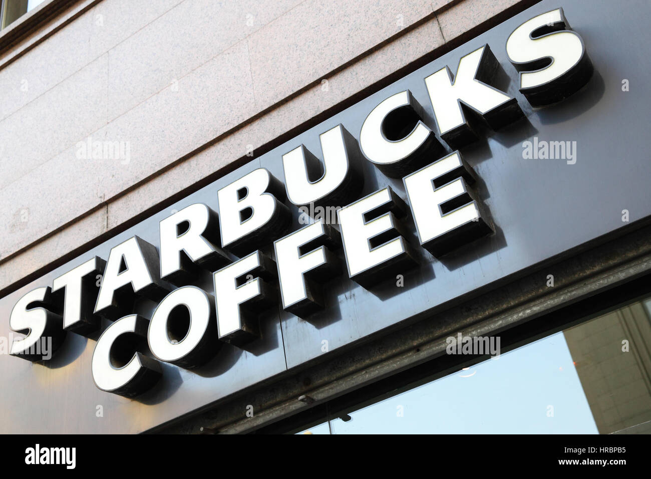 MADRID, Spagna - 06 Settembre 2016: Starbucks Coffee shop segno di close-up. Starbucks è il più grande coffeehouse nel mondo Foto Stock