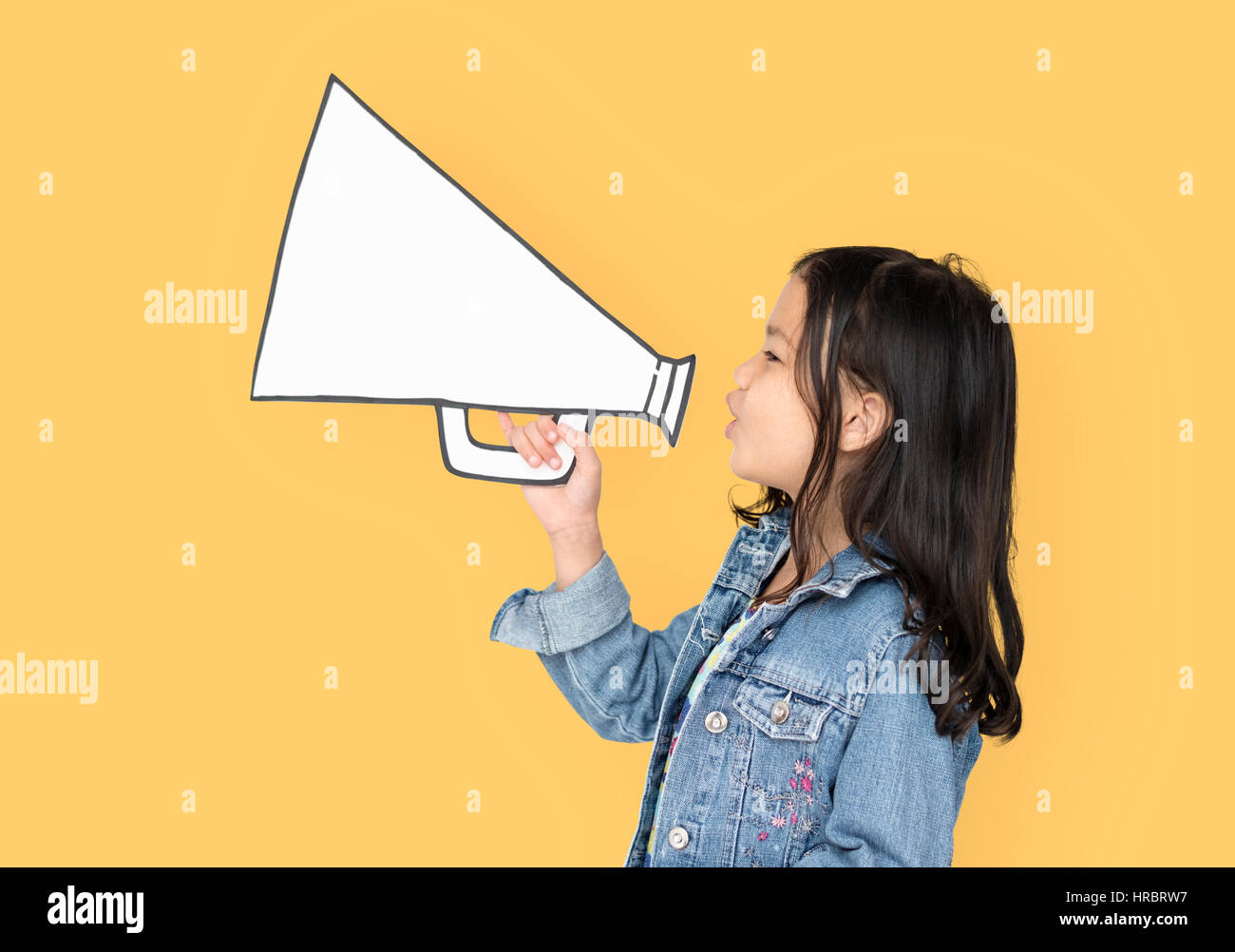 Little Girl Holding Papercraft Megafono Foto Stock