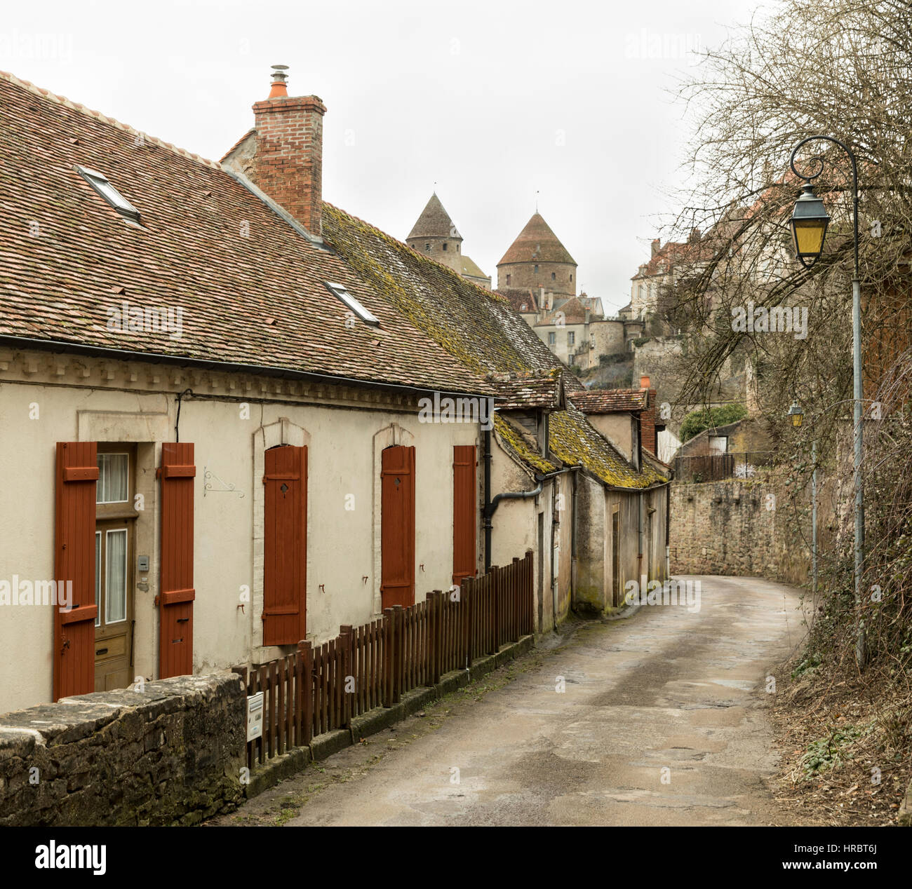Vecchie case sotto le mura turrite di Semur-en-Auxois, Borgogna, Francia Foto Stock