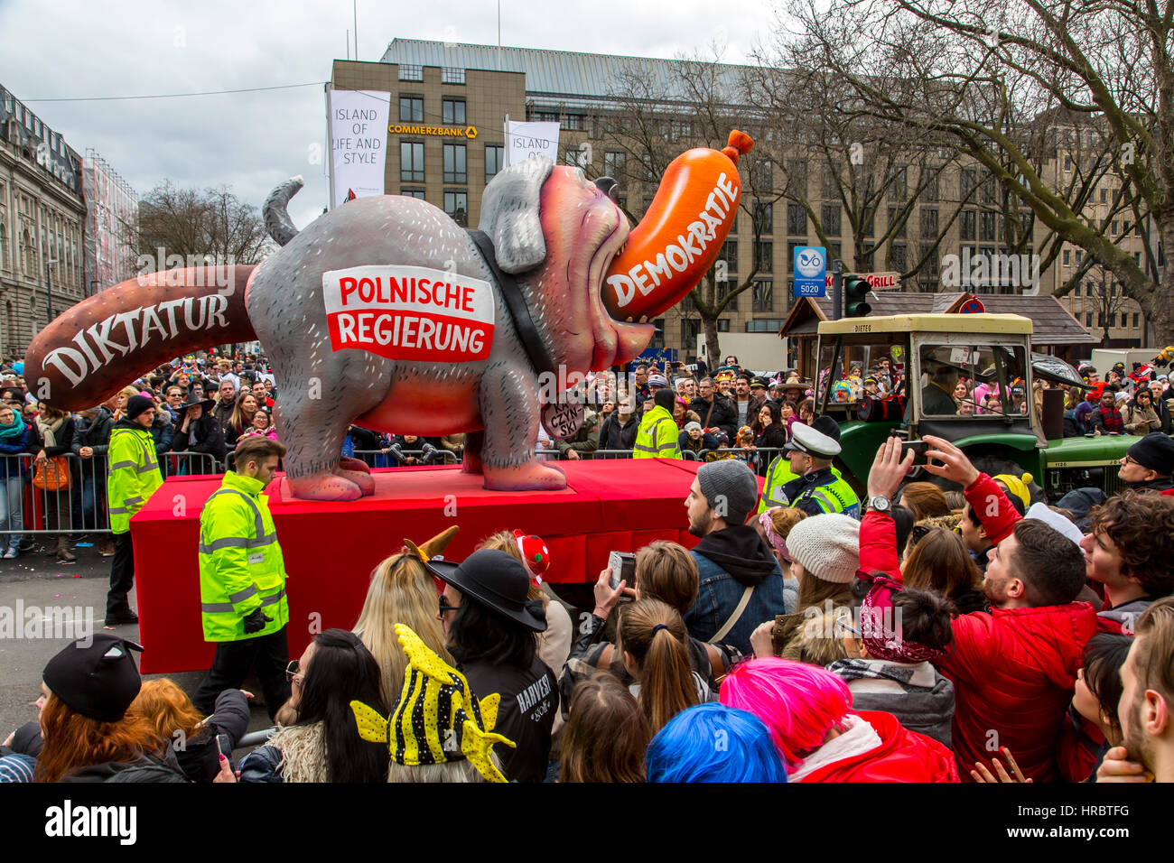 Il tedesco sfilata di carnevale a DŸsseldorf, carri di Carnevale progettato come politico caricature, mostrando il governo polacco di mangiare la democrazia salsiccia, un Foto Stock