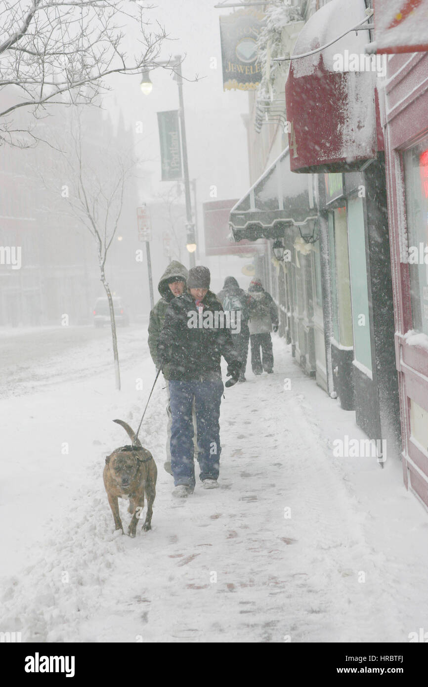 Tempesta di neve Downtown Portland Maine marciapiede pedoni Passeggiate inverno Neve tempesta New England USA meteo ghiaccio freddo inverno Foto Stock
