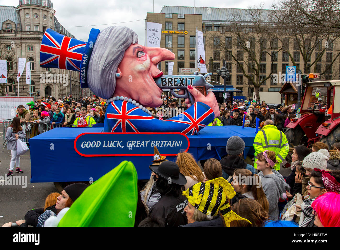 Il tedesco sfilata di carnevale a DŸsseldorf, carri di Carnevale progettato come politico caricature, suicidio Brexit, Primo ministro britannico Theresa Maggio, Foto Stock