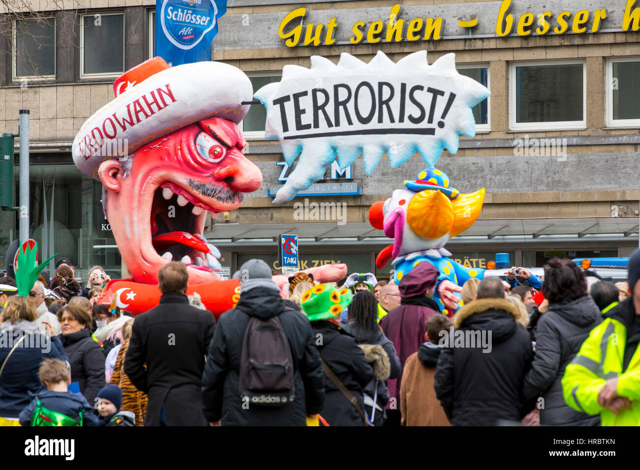 Il tedesco sfilata di carnevale a Düsseldorf, carri di Carnevale progettato come politico caricature, presidente turco Recep Tayyip Erdoğan, screeming attentati t Foto Stock