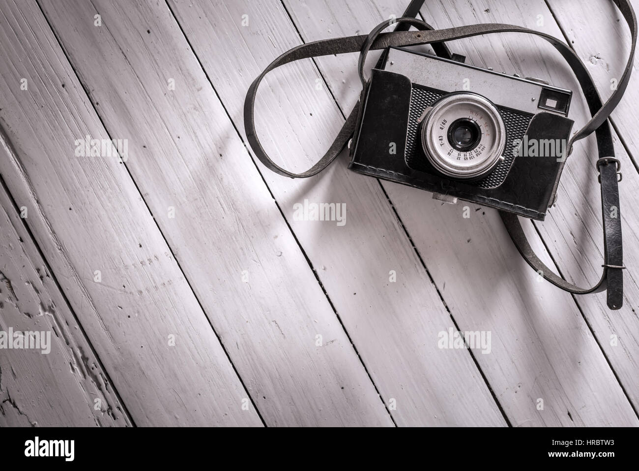 Lo sfondo della fotografia con la vecchia macchina fotografica e tavolo in legno Foto Stock