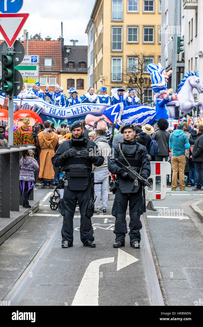 Il tedesco sfilata di carnevale a Düsseldorf, ufficiali di polizia e fissare la parata, bloccando le strade con i camion, contro gli attacchi terroristici con veicoli in dotazione Foto Stock