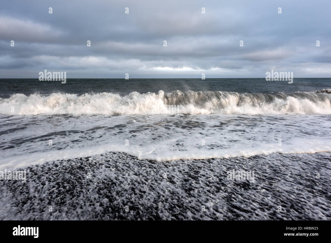 Grandi onde sulla spiaggia nera, Reynisdrangar, Vik, Islanda Foto Stock