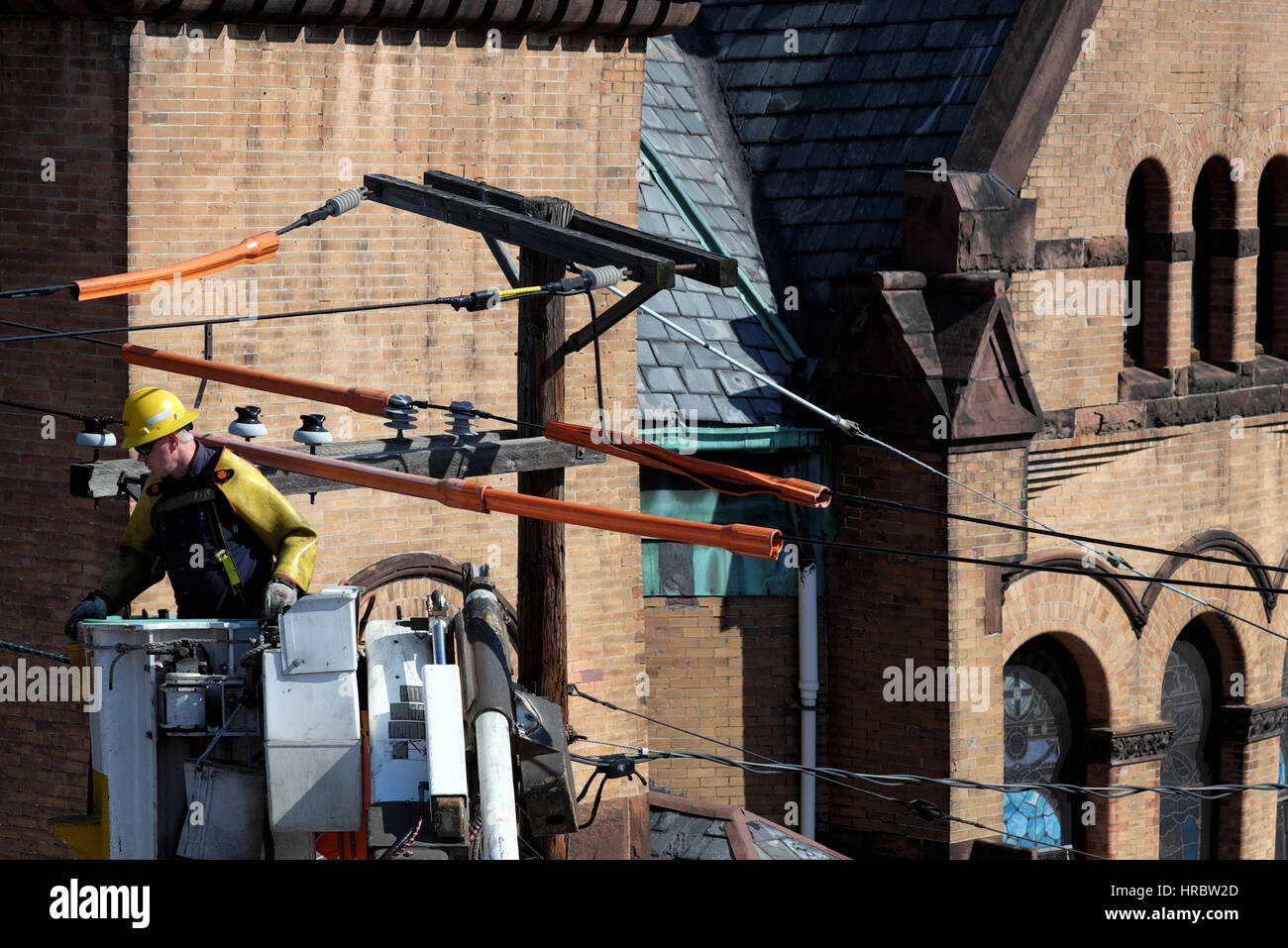 Lineman in cherry picker Foto Stock