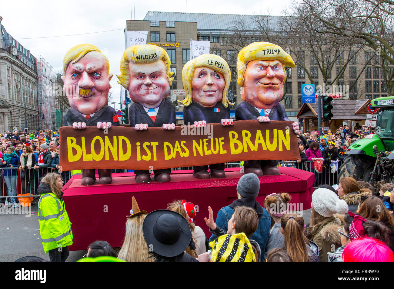 Il tedesco sfilata di carnevale a DŸsseldorf, carri di Carnevale progettato come politico caricature, bionda è il nuovo marrone, mostrando l'ala destra politico, Adolf Foto Stock
