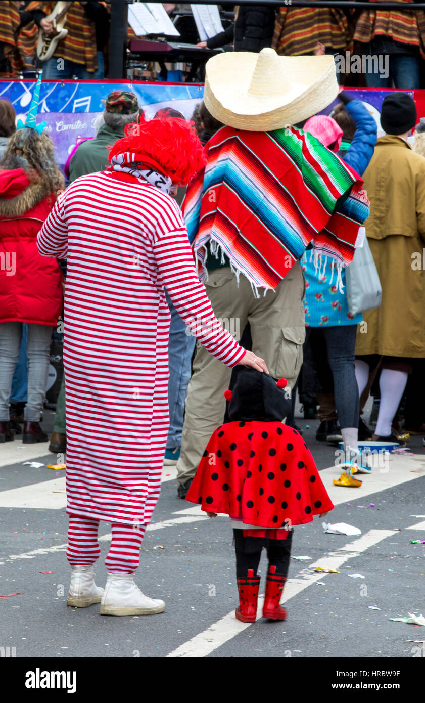 Il tedesco sfilata di carnevale a DŸsseldorf, clown e piccolo scarabeo costume, Foto Stock