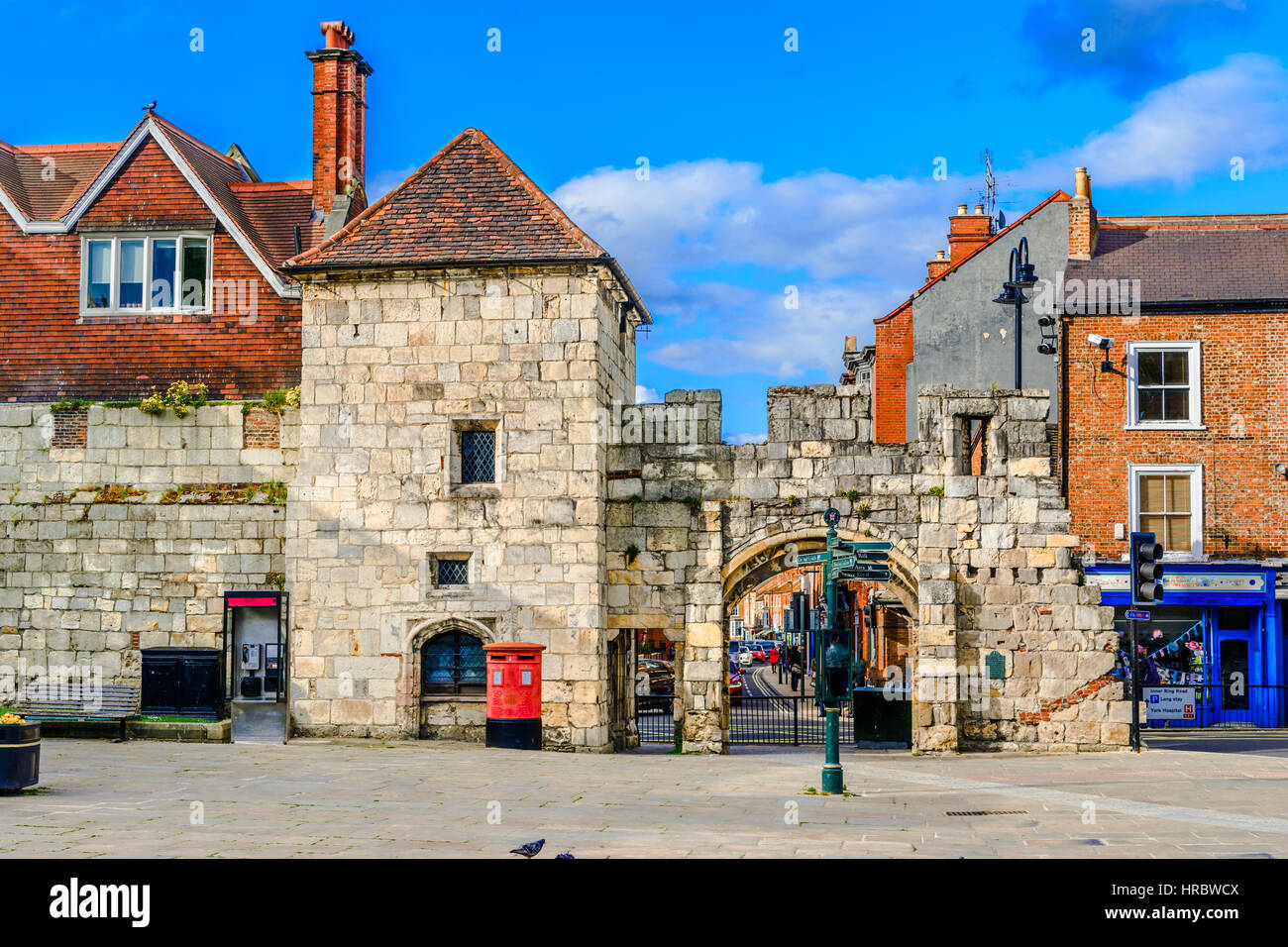 Uno dei gateway storico nella città di York, con una parte di parete, York, Regno Unito Foto Stock