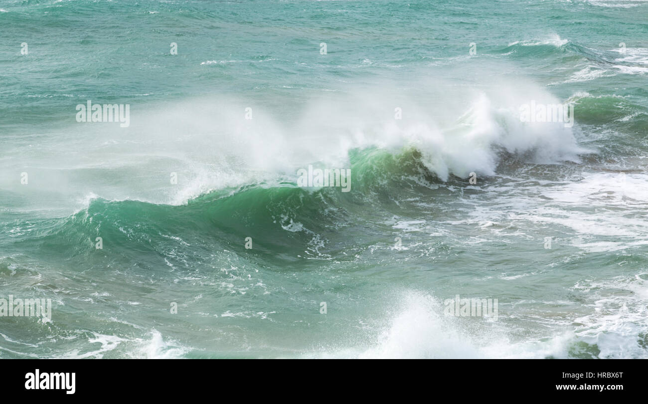 Tempesta Doris arrivando a Kynance Cove in Cornovaglia Foto Stock