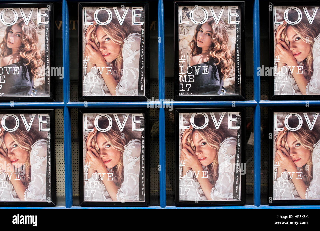 Amore copertine di riviste nella vetrina di un negozio. Sienna Miller e Kaia Gerber sono state fotografate da Kendall Jenner. L'amore è un bi-annuale di British Style Magazine Foto Stock