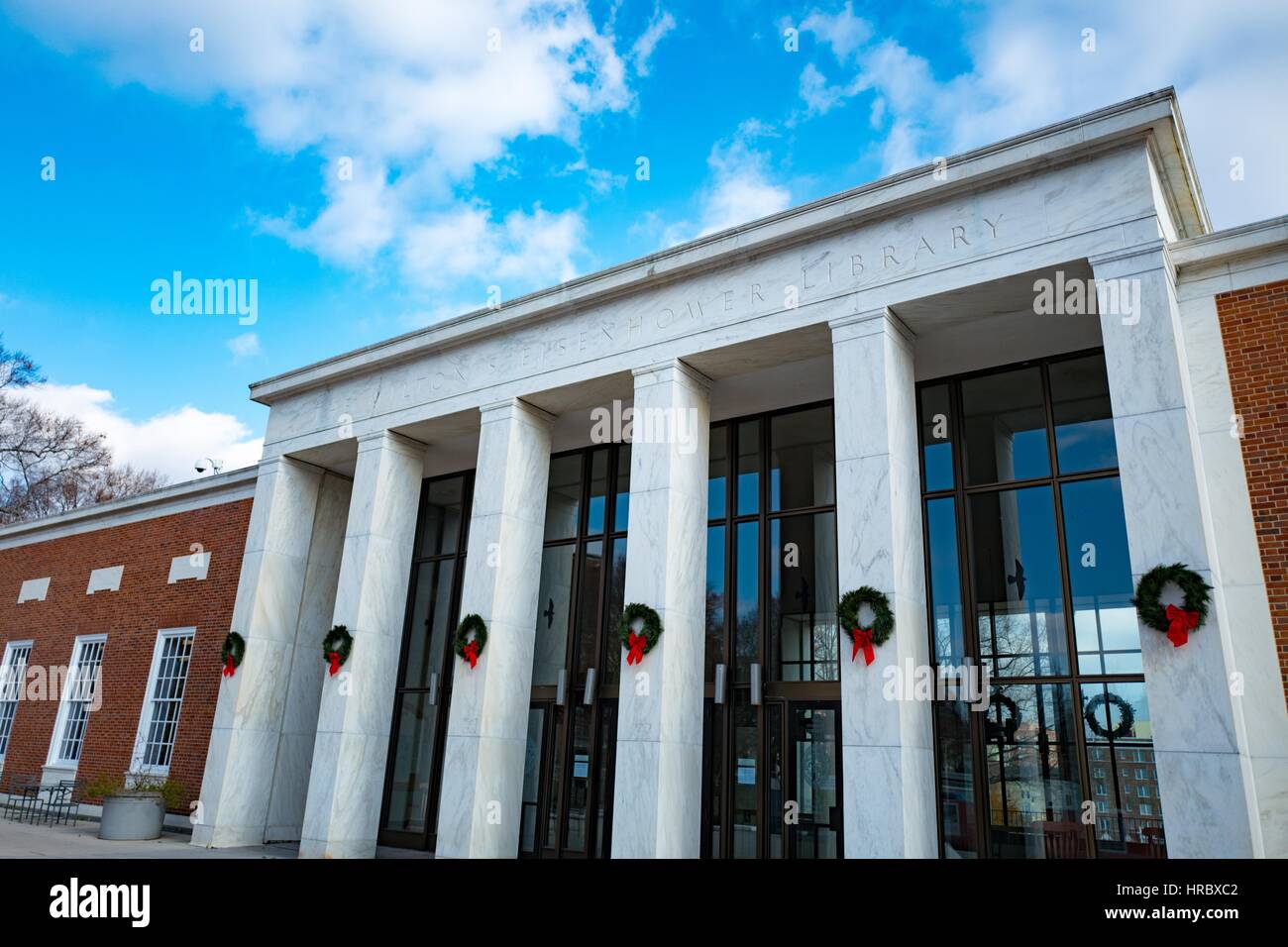 La facciata della Milton S Eisenhower libreria sul campus della Johns Hopkins University di Baltimore, Maryland, 7 dicembre 2016. Foto Stock