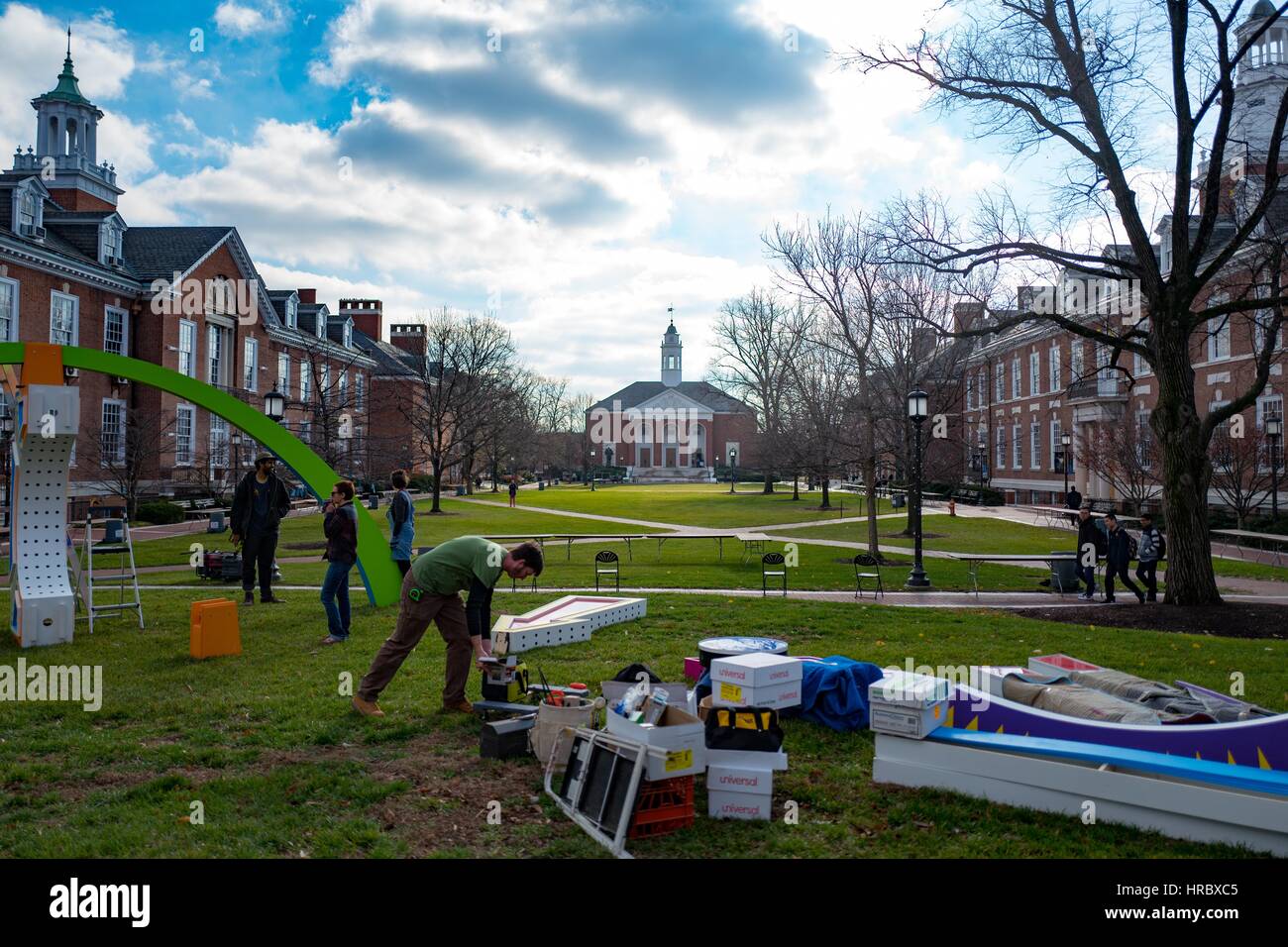 Gli studenti a preparare un display per una cerimonia di vacanza sul campus della Johns Hopkins University di Baltimore, Maryland, 7 dicembre 2016. Foto Stock