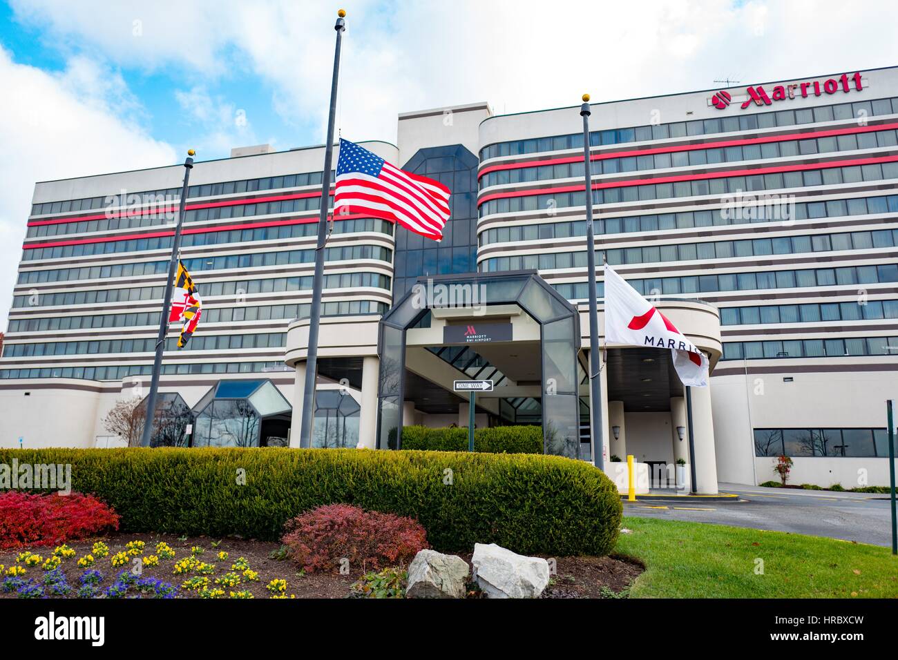 Marriott hotel, con bandiere della metà il montante per Pearl Harbor giorno, vicino all'Aeroporto Internazionale di Baltimora Washington (BWI) in altezze di Linthicum, Maryland, 7 dicembre 2016. Foto Stock