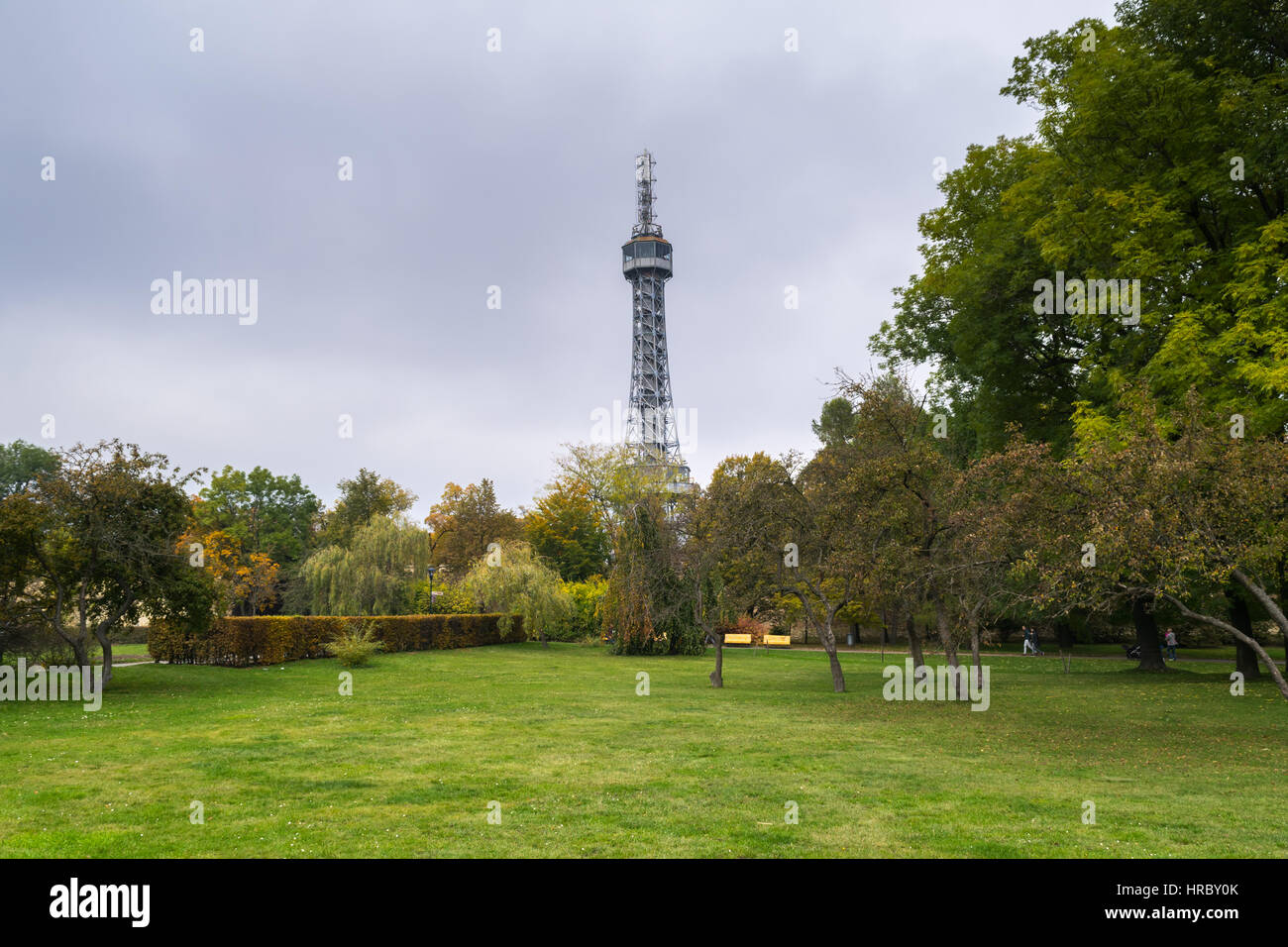 Autunno passeggiate su una giornata offuscata, Petrin e parchi di Kinsky, Praga, Repubblica Ceca, Europa Centrale Foto Stock