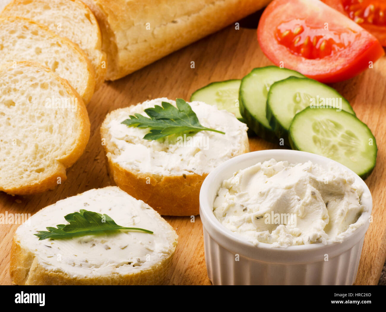Panini con formaggio e verdure su un tagliere Foto Stock