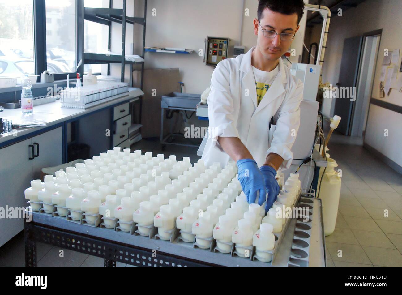 Zooprophyilactic istituto per la Lombardia e l'Emilia (talia), analisi di campioni di latte Foto Stock