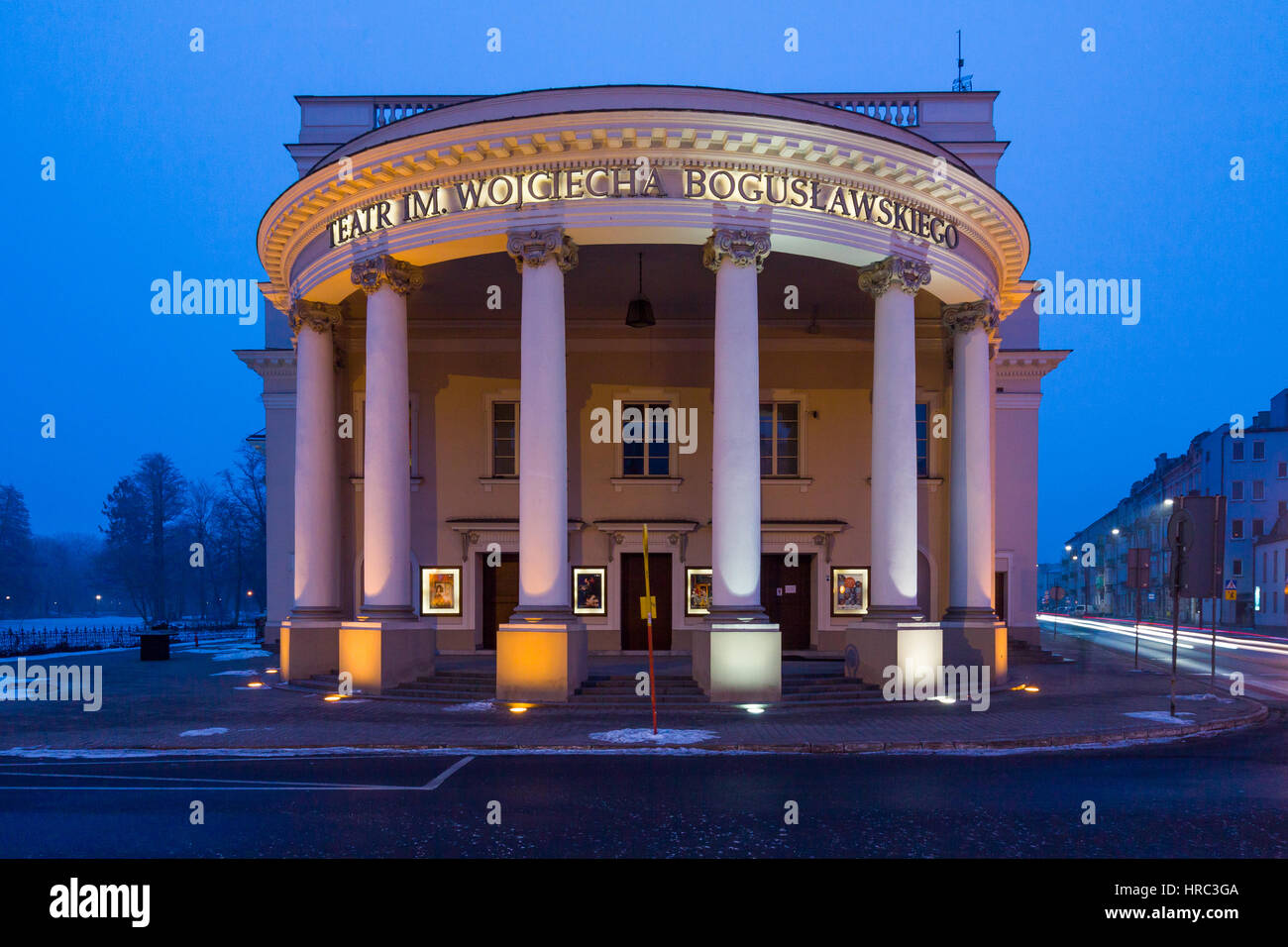 La costruzione del Teatro di Kalisz, ingresso con monumentali colonne. Foto Stock