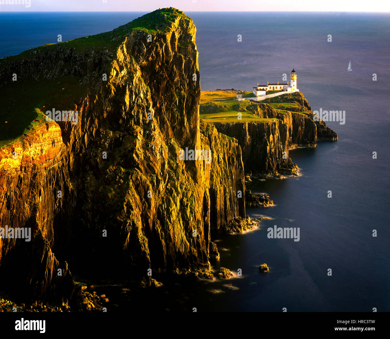 GB - Scozia: Neist Lighthouse sull'Isola di Skye Foto Stock