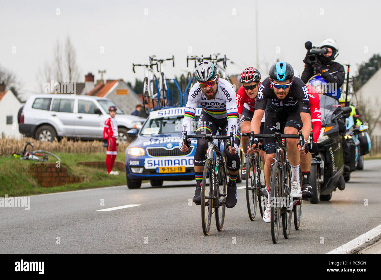 Luke Rowe (GBR) del Team Sky e Peter Sagan (SVK) di Bora-Hansgrohe racing a Kuurne-Brussel- Kuurne, Belgio Foto Stock