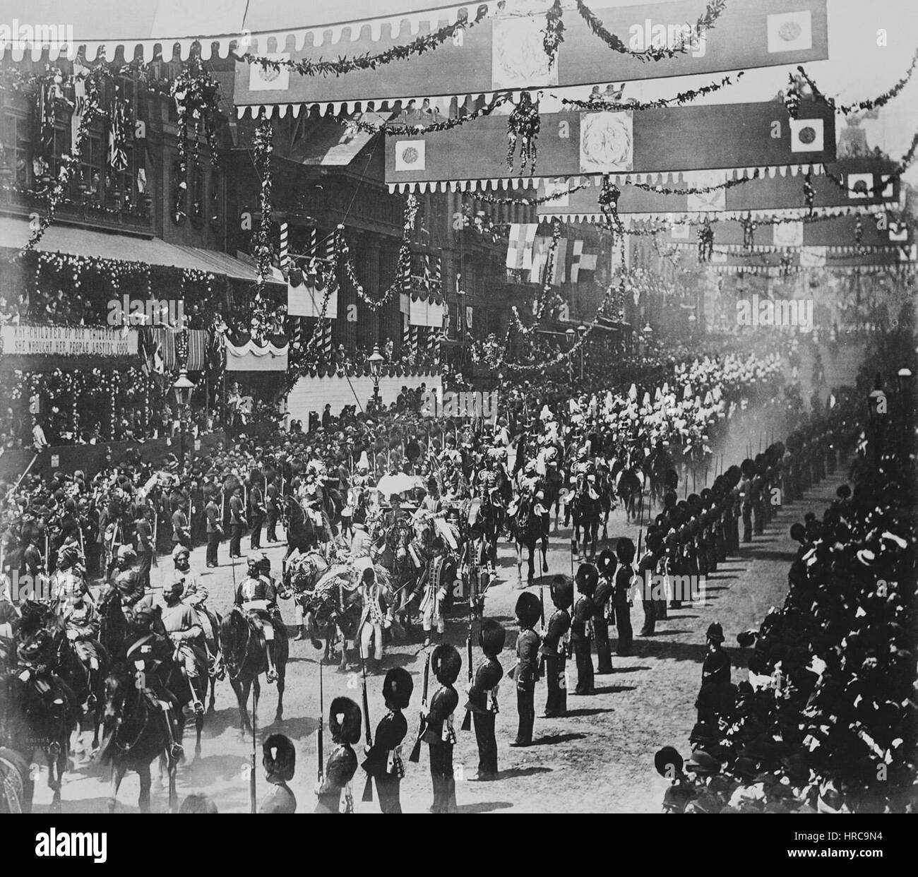 Questa illustrazione mostra la processione della regina Vittoria lungo Regent Street, evidenziando la grandezza della sua carrozza reale e l'ammirazione del pubblico. La scena cattura l'opulenza della monarchia britannica durante l'era vittoriana. Foto Stock