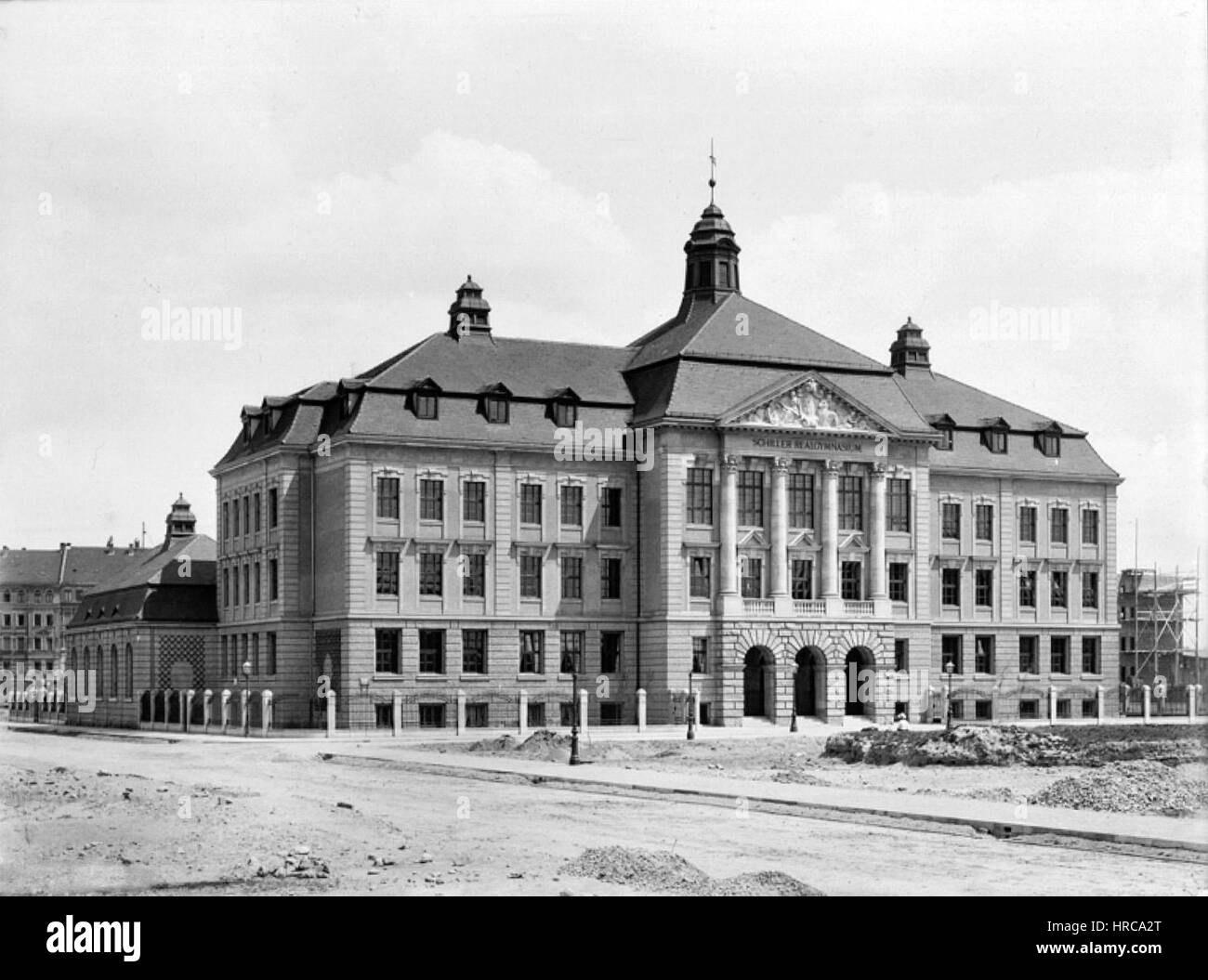 Lo Schiller-Realgymnasium Leipzig è un'importante istituzione educativa di Lipsia, in Germania, che prende il nome dal drammaturgo tedesco Friedrich Schiller. L'immagine evidenzia il significato storico e lo stile architettonico della scuola. Foto Stock