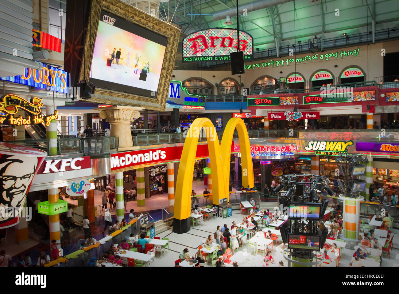 All'interno di un centro commerciale in Sud Africa con i principali marchi del negozio guardando nell'atrio a partire da un piano superiore Foto Stock