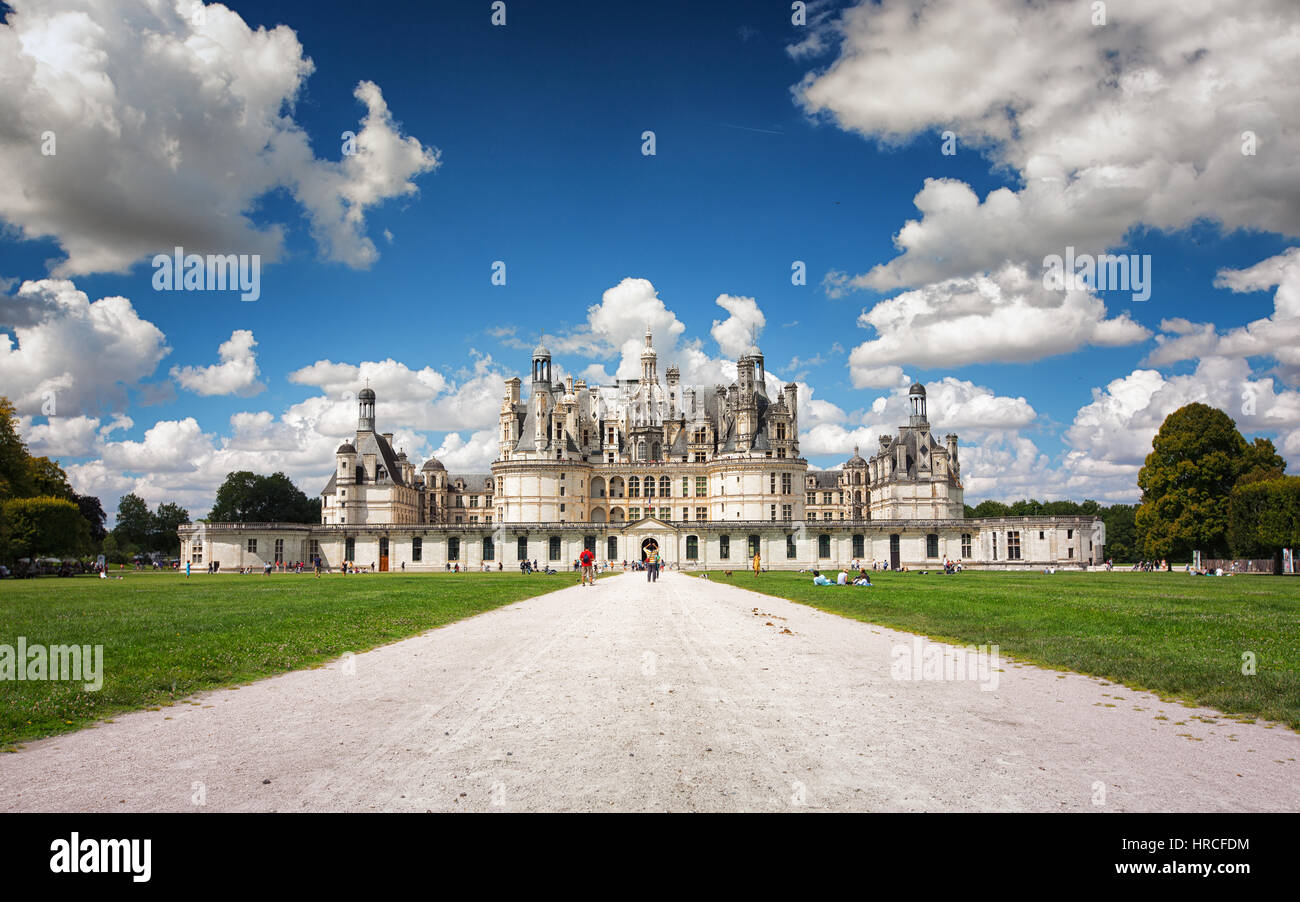 Vista pittoresca del Royal Chateau de Chambord nella Valle della Loira, in Francia, con il suo famoso francese di architettura rinascimentale è il più grande castello Foto Stock