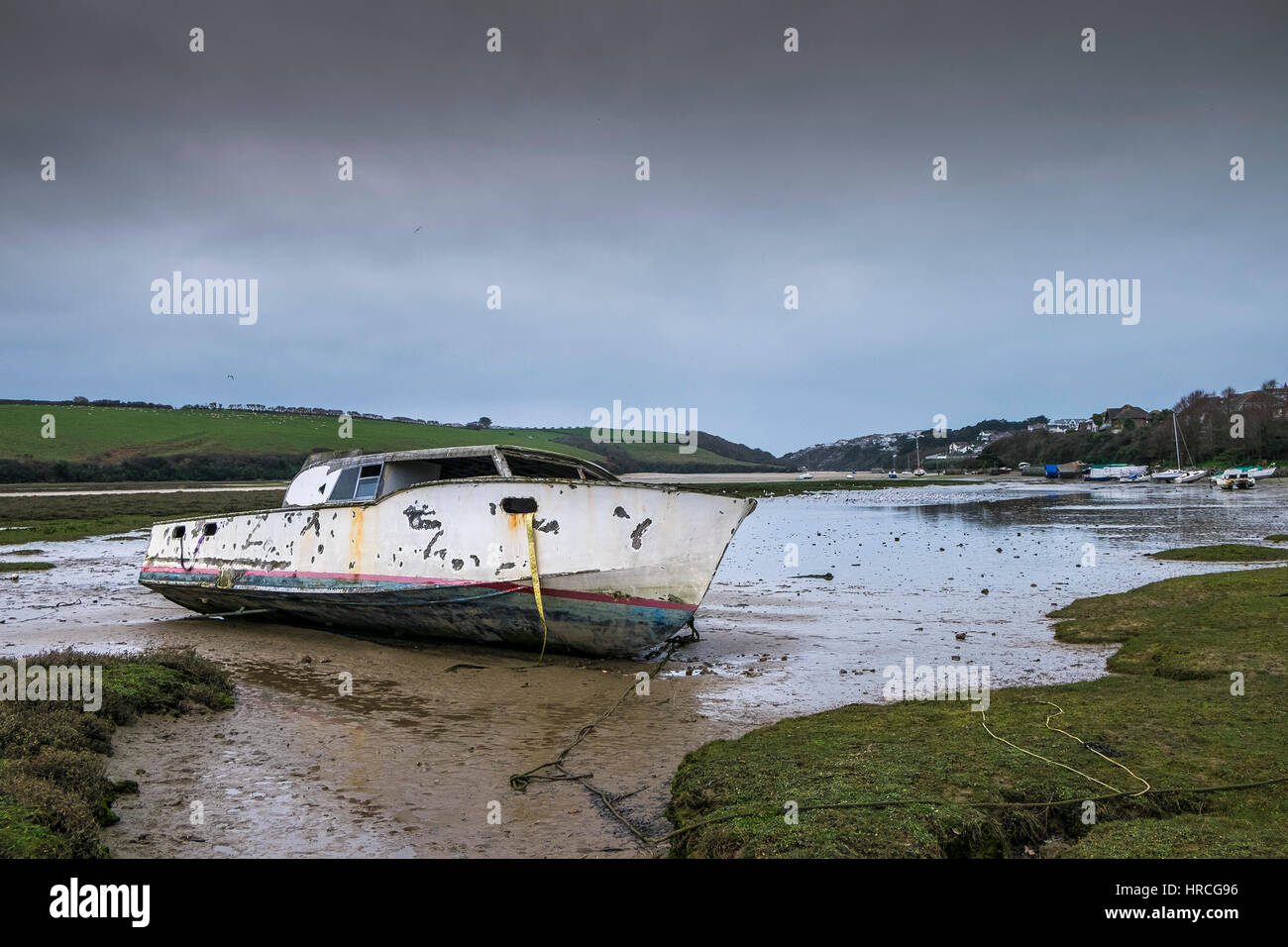 Rimane barca abbandonata spiaggiata gannel estuary cupo nuvoloso giorno newquay cornwall regno unito meteo Foto Stock