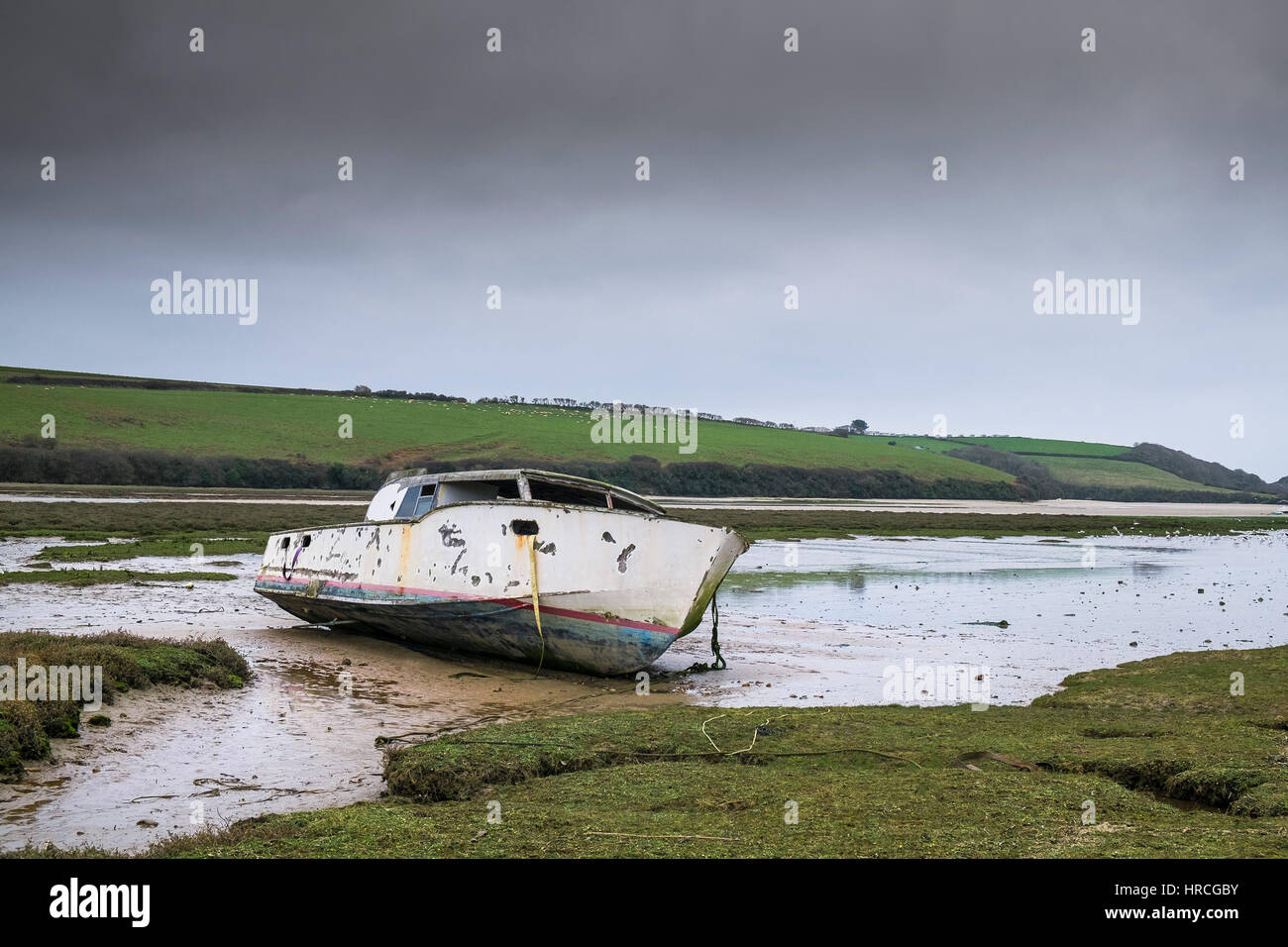 Rimane barca abbandonata spiaggiata Gannel Estuary cupo nuvoloso giorno Newquay Cornwall Regno Unito meteo Foto Stock