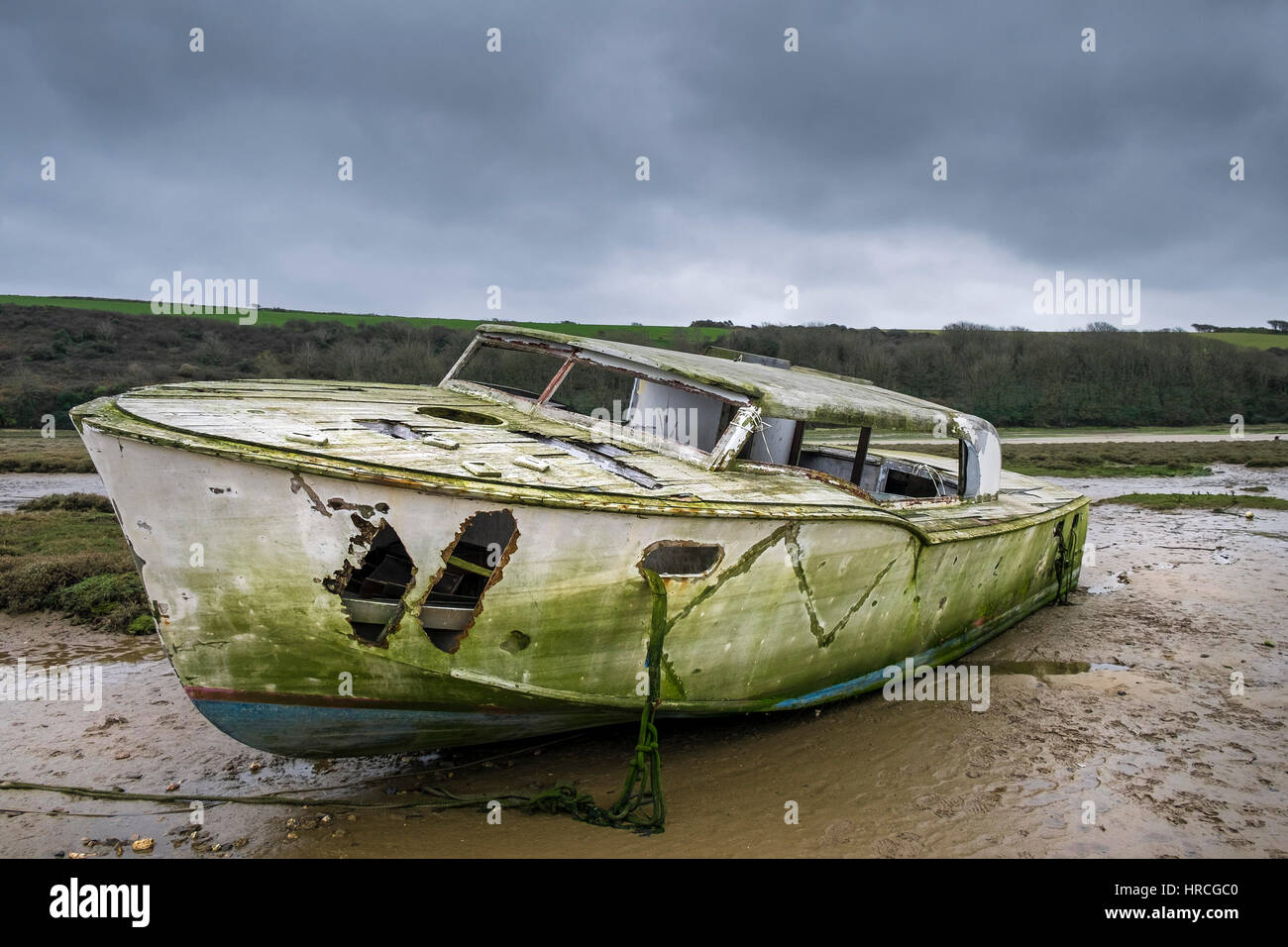 Rimane barca abbandonata spiaggiata gannel estuary cupo nuvoloso giorno newquay cornwall regno unito meteo Foto Stock