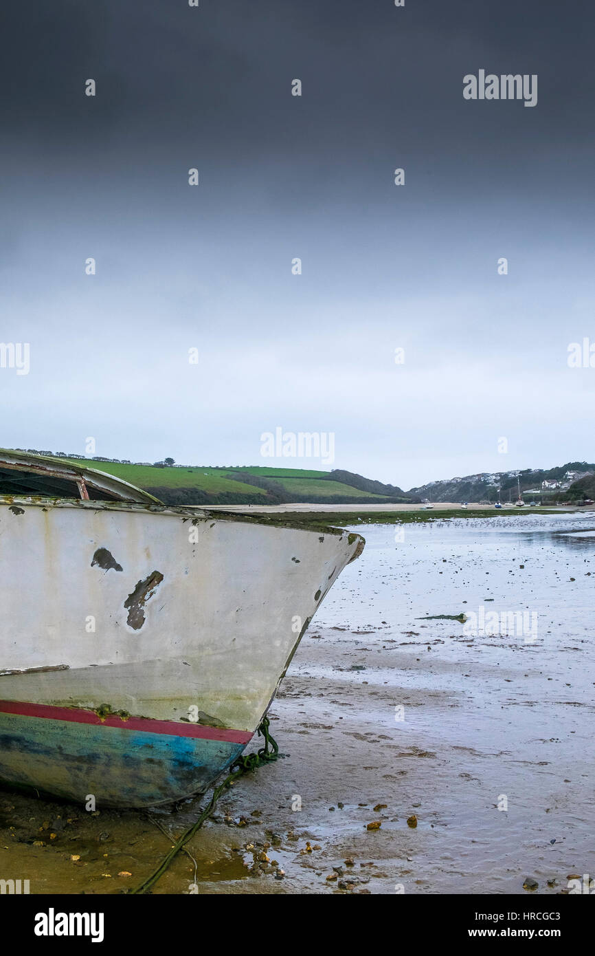 Prua rimane barca abbandonata spiaggiata Gannel Estuary cupo nuvoloso giorno Newquay Cornwall Regno Unito meteo Foto Stock