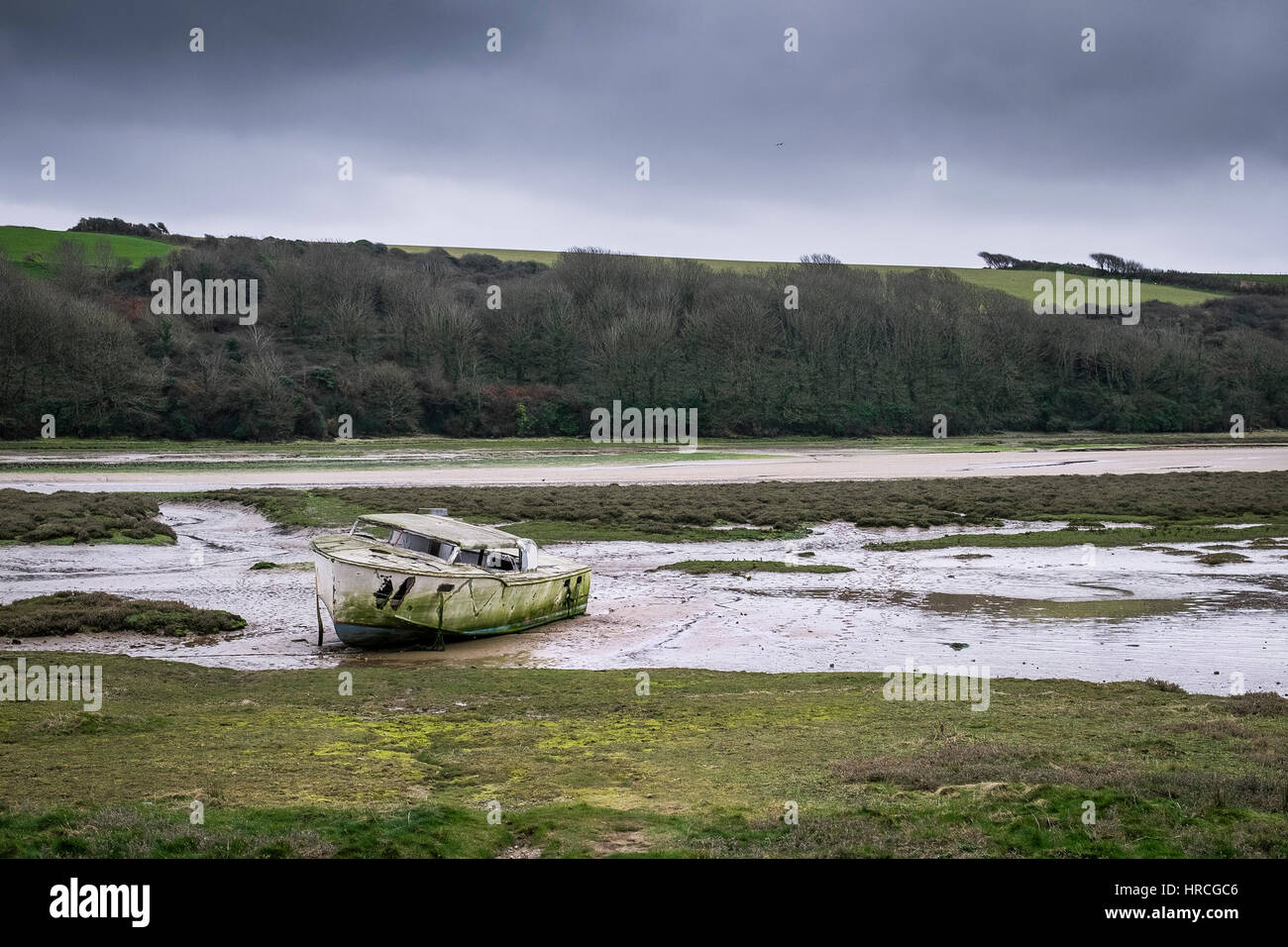Rimane barca abbandonata spiaggiata Gannel Estuary cupo nuvoloso giorno Newquay Cornwall Regno Unito meteo Foto Stock