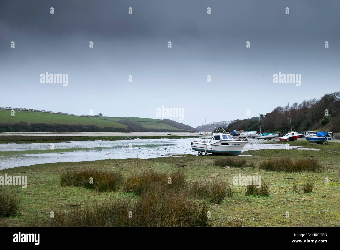 Barche ormeggiate bassa marea nebbiosa giorno coperto Gannel estuario Newquay Cornovaglia tempo UK Foto Stock