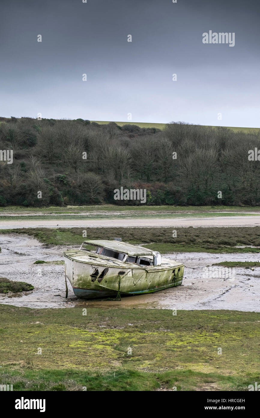 Rimane barca abbandonata spiaggiata Gannel Estuary cupo nuvoloso giorno Newquay Cornwall Regno Unito meteo Foto Stock