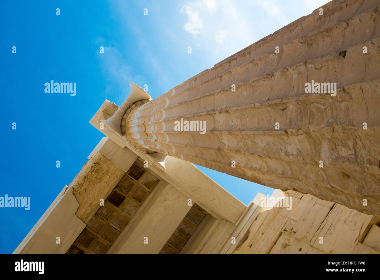 Dettaglio di un antica colonna dorico, Acropoli di Atene guardando dritto fino dal basso verso la capitale sotto un sole cielo blu Foto Stock