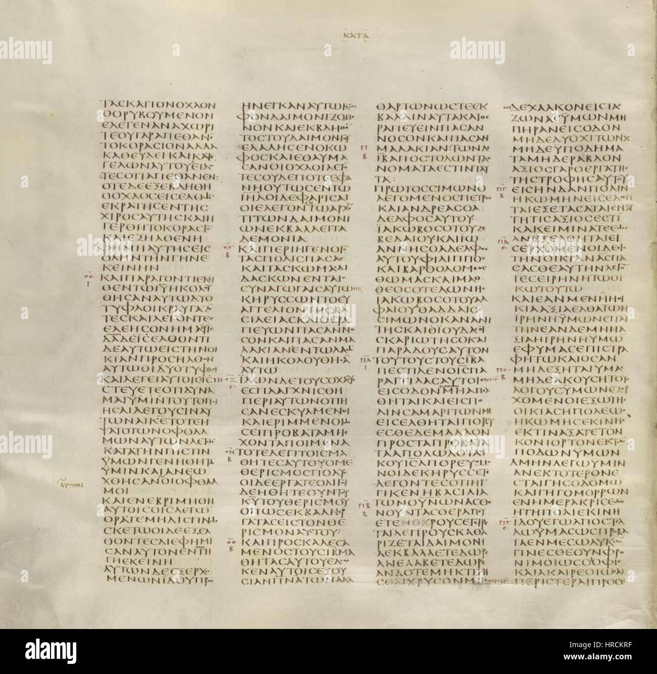 Questa pagina del manoscritto del Codex Sinaiticus contiene il Vangelo di Matteo, capitoli 9:23-10:17, fornendo uno sguardo alle prime tradizioni scritturali cristiane con il suo distinto testo greco. Foto Stock