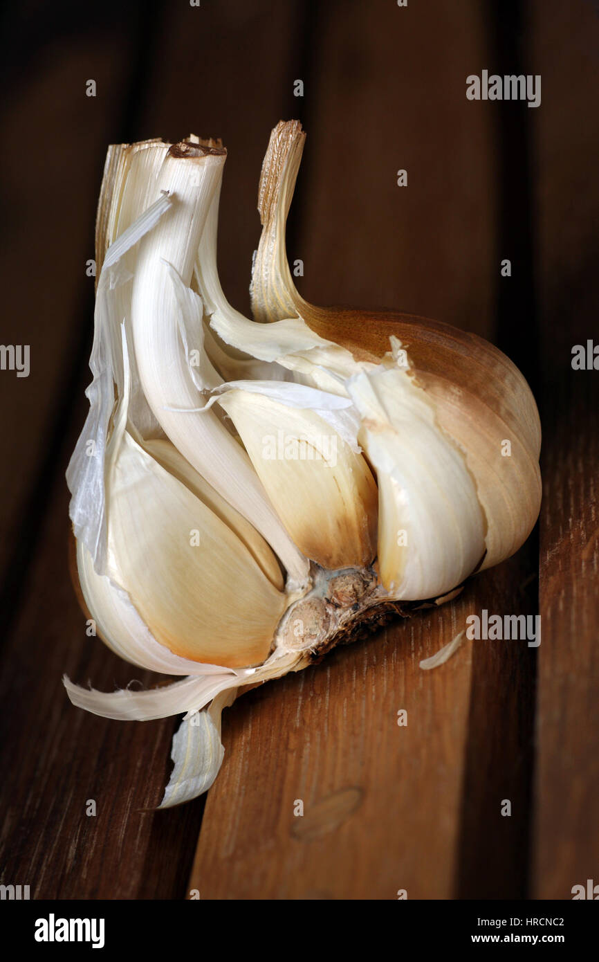 Unico aglio affumicato la lampadina che mostra i chiodi di garofano . Foto Stock