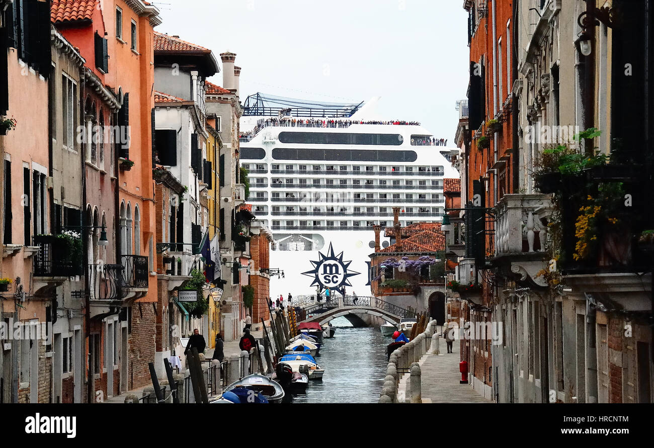 Venezia, Italia : una grande nave attraverso la laguna inizia. Venezia, famosa per la sua serena canali, è una grande destinazione per crociere nel Mediterraneo. Ogni anno circa 600 "grandi navi" passano attraverso il canale della Giudecca, trattando i passeggeri alle viste del xv secolo Palazzo Ducale e Piazza San Marco. Ma i critici dicono che la floating bestioni sono esteticamente nocivo, e la preoccupazione che una catastrofe come il naufragio della Costa Concordia potrebbe danneggiare irreparabilmente la città antica architettura. Foto Stock