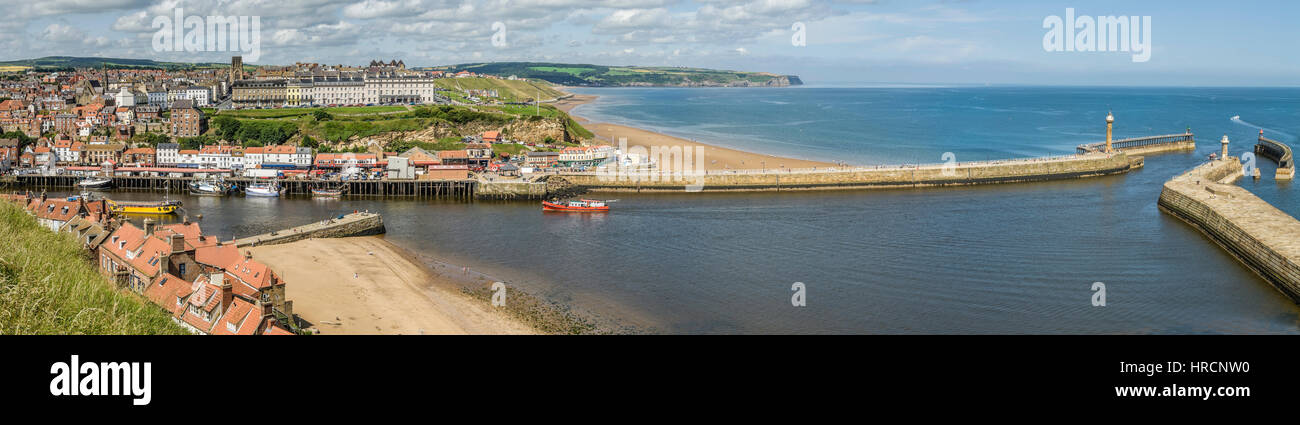 Ingresso e Light House a Whitby Harbour, North Yorkshire, Inghilterra, Regno Unito Foto Stock