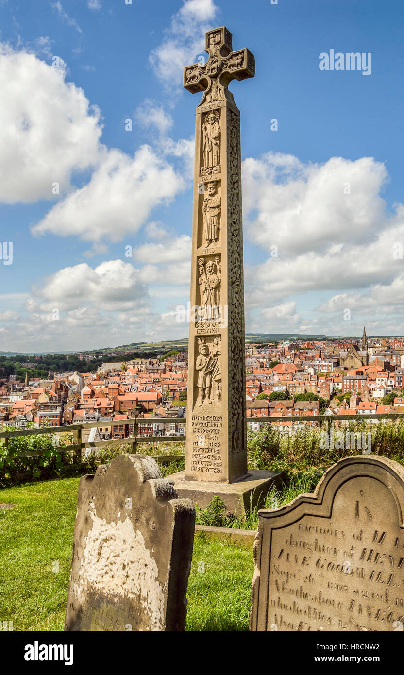 Croce celtica presso il cimitero di Whitby Abbey. Whitby, North Yorkshire, Inghilterra Foto Stock