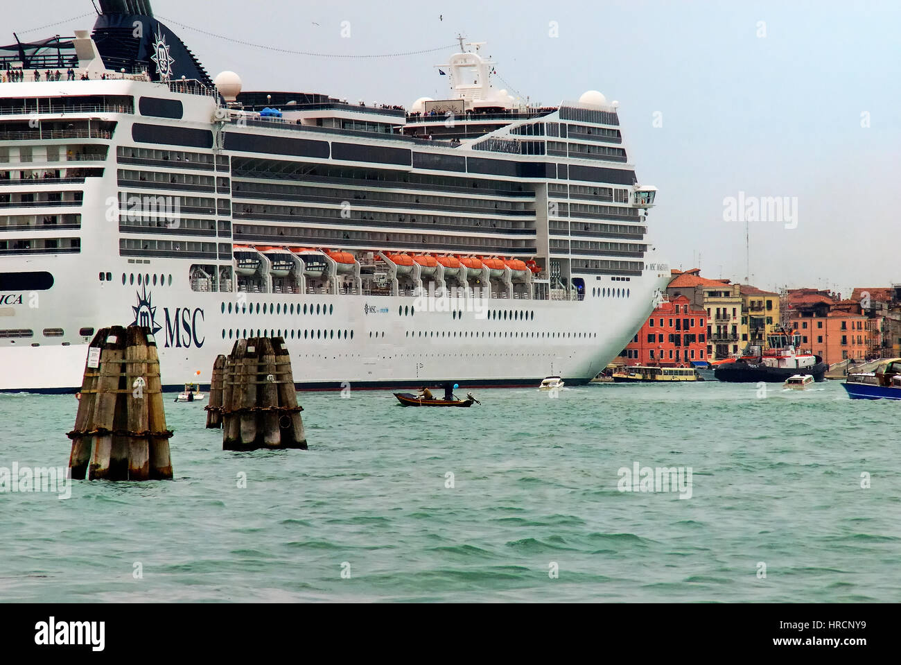 Venezia, Italia : una grande nave attraverso la laguna inizia. Venezia, famosa per la sua serena canali, è una grande destinazione per crociere nel Mediterraneo. Ogni anno circa 600 "grandi navi" passano attraverso il canale della Giudecca, trattando i passeggeri alle viste del xv secolo Palazzo Ducale e Piazza San Marco. Ma i critici dicono che la floating bestioni sono esteticamente nocivo, e la preoccupazione che una catastrofe come il naufragio della Costa Concordia potrebbe danneggiare irreparabilmente la città antica architettura. Foto Stock